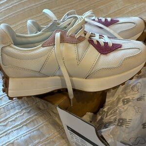 Nwt new balance .. bought from Fig scrubs .. never worn size 7.5